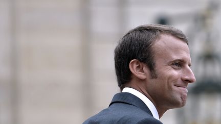 Le ministre de l'Economie Emmanuel Macron &agrave; la sortie du palais de l'Elys&eacute;e, &agrave; Paris, le 27 ao&ucirc;t 2014. (FRED DUFOUR / AFP)