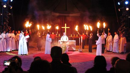 Des prêtres célèbrent la messe&nbsp;de Noël sous le chapiteau du cirque Gruss, le 24 décembre 2005. (JEAN AYISSI / AFP)