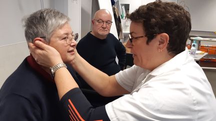 Monique et Jean-Bernard, retraités et faux patients, avec les formatrices Carole Amsallem et Christine Ammirati qui leur montrent les manipulations que pourraient leur faire les étudiants lors de l’examen. (SOLENNE LE HEN / RADIO FRANCE)