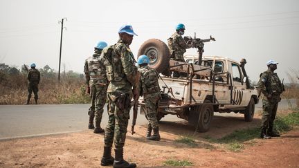 Le 21 janvier 2021, des Casques bleus rwandais de la Minusca contrôlent la route de Bangui à Damara, en République centrafricaine, frappée par des attaques sporadiques des groupes rebelles. (VERGNES FLORENT / AFP)