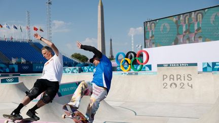 Les skateurs américains Tony Hawk et Mark Gonzalez s'acclimatent à leur nouveau terrain de jeu à La Concorde, le 29 juillet 2024, lors d'une séance d'entraînement. (ODD ANDERSEN / AFP)