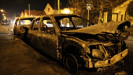 Des voitures incendiés dans le quartier Boyenval à Beaumont-sur-Oise (Val d'Oise), le 24 novembre 2016.&nbsp; (GEOFFROY VAN DER HASSELT / AFP)