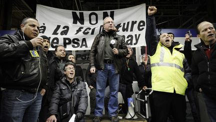 Des salari&eacute;s du site PSA d'Aulnay-sous-Bois, (Seine-Saint-Denis), le 28 janvier 2013, &agrave; Paris. (LIONEL BONAVENTURE / AFP)