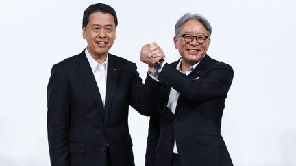 Makoto Uchida (à gauche), PDG et président de Nissan Motor Co. et Toshihiro Mibe, PDG de Honda, posent lors d'une conférence de presse commune à Tokyo le 1er août 2024. (KENTARO TOMINAGA / YOMIURI / AFP)