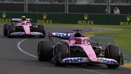 Les monoplaces Alpine d'Esteban Ocon et Pierre Gasly sur la piste du circuit de Melbourne, lors du Grand Prix d'Australie, le 1er avril 2023. (SIPA)