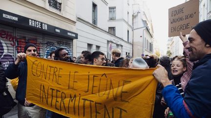 Manifestation des techniciens de l audiovisuel pour demander une augmentation de 20% de leur salaires durant les negociations avec le syndicat de production audiovisuelle, USPA, le 15 novembre 2023, à Paris. (REMI BREMOND / HANS LUCAS)