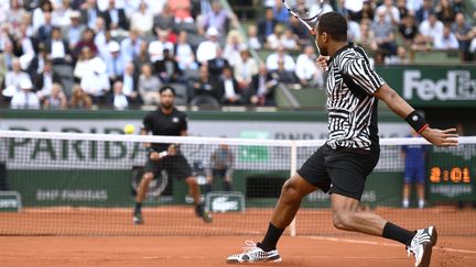 Ce jour-là, Jo-Wilfried Tsonga semblait tellement mal embarqué que sa victoire a relevé de l'extraordinaire. Mené de deux sets par le Chypriote Marcos Baghdatis, le Français s'est ensuite repris jusqu'à étouffer, au bout des cinq sets, son adversaire (6-7 [6-8], 3-6, 6-3, 6-2, 6-2). Alors septième joueur mondial, le Manceau s’est offert, pour la troisième fois de sa carrière, une victoire après avoir été mené deux manches à zéro. (MARTIN BUREAU / AFP)