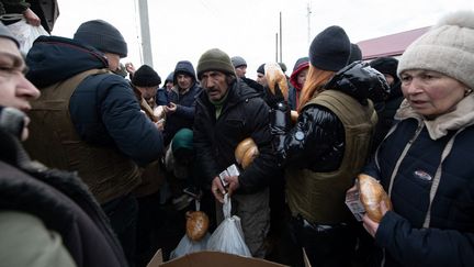 Un&nbsp;convoi transportant de l'aide humanitaire russe&nbsp;arrive à Donetsk, ville ukrainienne contrôlée par les séparatistes prorusses, le 6 mars 2022.&nbsp; (ANADOLU AGENCY / AFP)