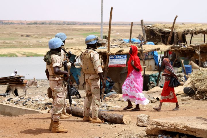 Le 24 juillet 2019, à Gao (Mali), des casques bleus sénégalais patrouillent au lendemain d’une attaque suicide contre la base française sur place. (SOULEYMANE AG ANARA / AFP)
