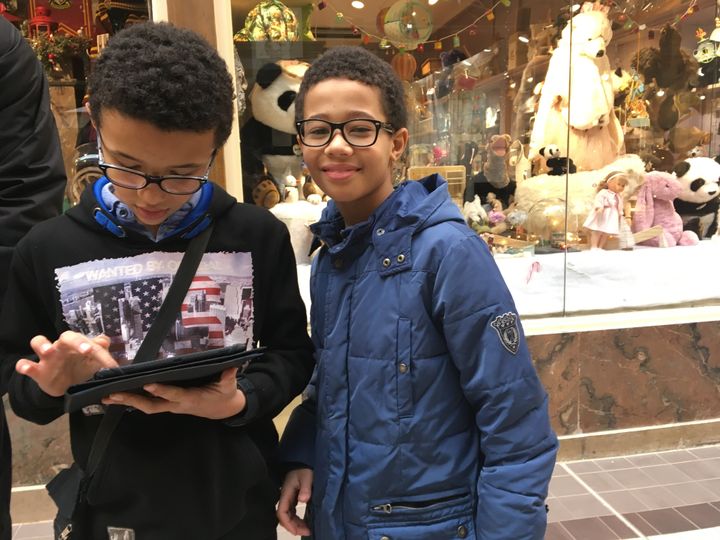 Thanaël et Nohan en plein escape game au coeur de Paris. (INGRID POHU / RADIO FRANCE)