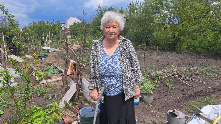 Malgré les fusillades et les bombardements, Lydia entretient son potager à Prudianka.  (VIRGINIE PIRONON / FRANCEINFO)