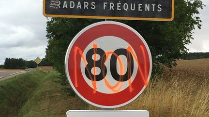 Un panneau de limitation de vitesse à 80 km/h détérioré en Côte-d'Or, le 5 juillet 2018. (MAXPPP)