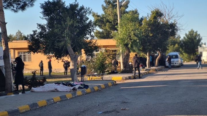 Dans les rues d'Iskenderun, quatre jours après le séisme qui a frappé le sud-est de la Turquie, des corps attendent d'être inhumés. (Marie-Pierre Vérot / Radio France)