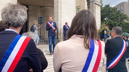 Un rassemblement en soutien au maire de L'Haÿ-les-Roses, le 3 juillet 2023 à Montreuil (Seine-Saint-Denis). (ELODIE ARROYO / HANS LUCAS)