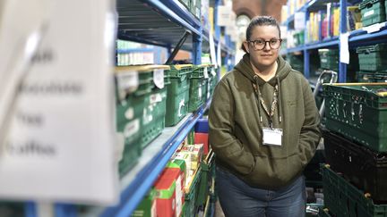 Ellie, 28 ans, gère l'approvisionnement de plusieurs banques alimentaires&nbsp;dans le sud de Londres (Royaume-Uni). (PIERRE-LOUIS CARON / FRANCEINFO)