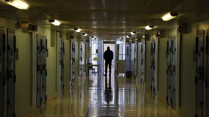 Un couloir de la prison de Fleury-Mérogis, le 15 septembre 2021. (LUDOVIC MARIN / AFP)