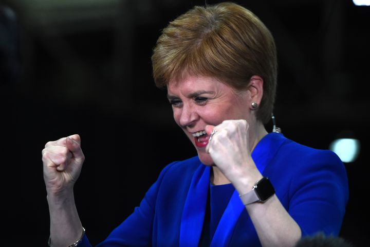 La Première ministre et chef de file&nbsp;des indépendantistes écossais, Nicola Sturgeon, célèbre la victoire de son parti aux législatives, le 13 décembre 2019 à Glasgow (Ecosse). (ANDY BUCHANAN / AFP)