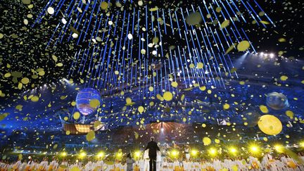 Des centaines d'enfants, petite flamme &agrave; la main, ont entonn&eacute; un dernier chant, et le feu d'artifice a mis fin &agrave; l'histoire. ( MARKO DJURICA / REUTERS)