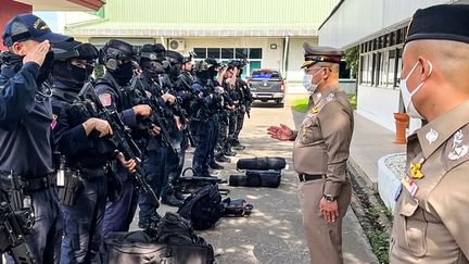 La police thaïlandaise s'entretien avec une équipe d'intervention dans la province de&nbsp;Nong Bua Lamphu, dans le nord du pays, après l'attaque d'une crèche, le 6 octobre 2022.&nbsp; (HANDOUT / ROYAL THAI POLICE / AFP)