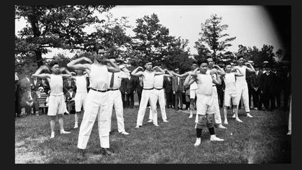 Immigrants chinois faisant de l&#039;exercice physique à High Park, Toronto, Ontario, le 8 juin 1919
 (Bibliothèque et Archives Canada)