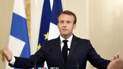 Emmanuel Macron lors d'une conférence de presse à Helsinki, en Finlande, le 30 août 2018. (ANTTI AIMO-KOIVISTO / LEHTIKUVA / AFP)