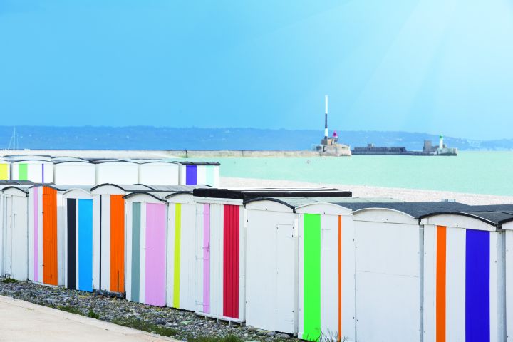 Les cabanes de plage du Havre, mises en couleur par Karel Martens. (BREARD PHILIPPE)