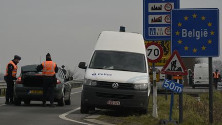 La police belge effectue des contrôles à la frontière entre la France et la Belgique, à Adinkerke, à une quarantaine de kilomètres de Calais, le 26 février 2016.  (JOHN THYS / AFP)