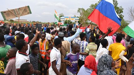 Des manifestants rassemblés près de la base militaire française à Niamey (Niger), le 11 août 2023. (AFP)