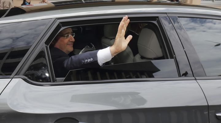 Le pr&eacute;sident fran&ccedil;ais Fran&ccedil;ois Hollande quitte le bureau de vote de Tulle (Corr&egrave;ze) en voiture, le 25 mai 2014.&nbsp; ( PHILIPPE WOJAZER / REUTERS)