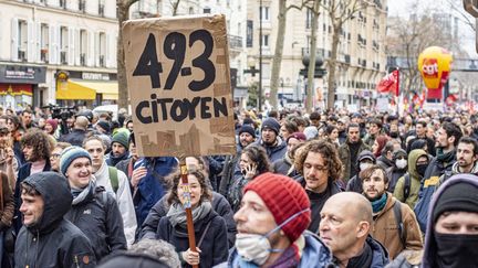 Des manifestants défilent contre le projet de loi de la réforme des retraites, le 11 mars 2023, à Paris. (VINCENT GERBET / HANS LUCAS / AFP)