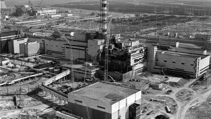 La centrale nucléaire de Tchernobyl (Ukraine) détruite par une explosion, le 26 avril 1986. (VLADIMIR REPIK / AFP)