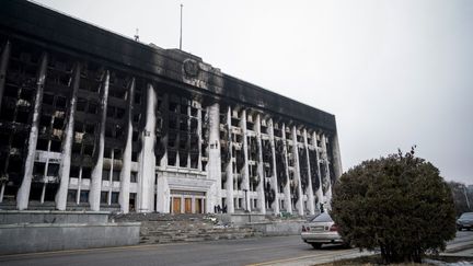 Un bâtiment officiel brûlé à Amalty (Kazakhstan), le 10 janvier 2022. (ALEXANDR BOGDANOV / AFP)