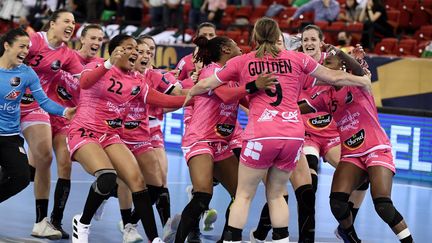 La joie des joueuses brestoises après avoir battu Gyor en demi-finale de Ligue des Champions. (ATTILA KISBENEDEK / AFP)