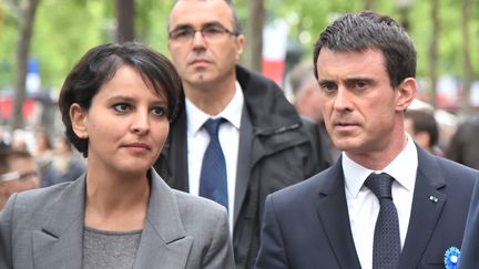 Le Premier ministre, Manuel Valls, et la ministre de l'Education, Najat Vallaud-Belkacem, lors d'une c&eacute;r&eacute;monie pour la victoire des Alli&eacute;s sur l'Allemagne nazie, &agrave; Paris, le 8 mai 2015. (SAÏD ANAS / CITIZENSIDE / AFP)