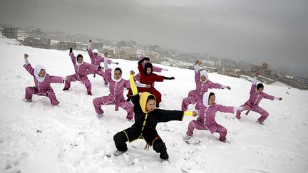 le célèbre temple bouddhiste situé dans le Henan, une province du centre-est de la Chine, où il est toujours enseigné. Aujourd’hui à Kaboul, Sima Azimi enseigne cet art martial à des jeunes femmes. (Massoud Hossaini/Reuters)