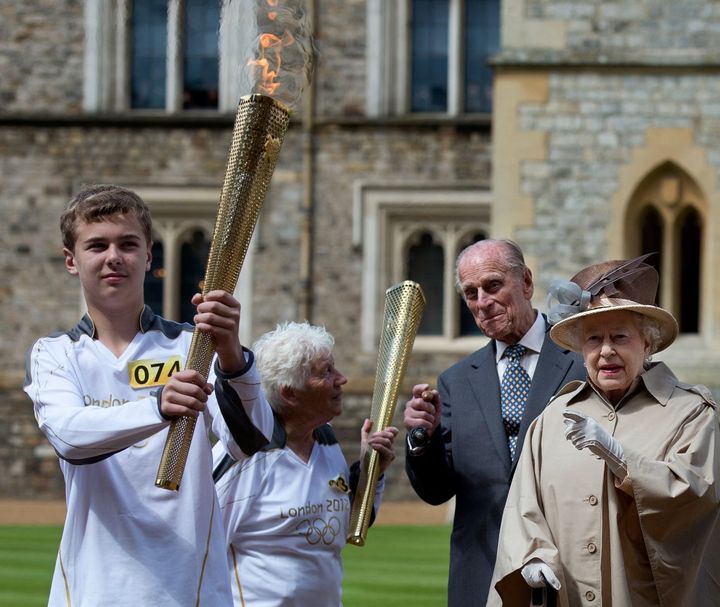 La reine Elizabeth II et le Prince Philip avaient accueilli le relais de la flamme olympique en 2012.  (BEN STANSALL / AFP)