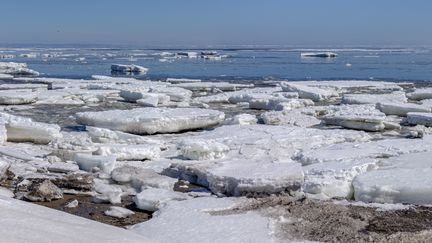 La plage de Beresford, dans la province du&nbsp;Nouveau-Brunswick au Canada, lors de la fonte des glaces au printemps, le 9 avril 2019. (RENAULT PHILIPPE / HEMIS.FR / AFP)