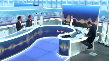 Tous les jours, les informés débattent de l'actualité autour de Marc Fauvelle et Renaud Dély. (FRANCEINFO / RADIOFRANCE)