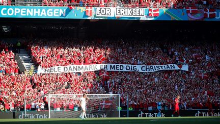 Le public danois a rendu hommage à Christian Eriksen lors de la recontre Danemark-Belgique le 17 juin 2021. (WOLFGANG RATTAY / POOL / AFP)