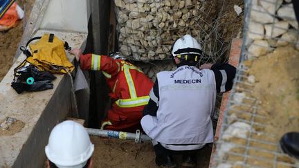 Les marins-pompiers tentent d'extraire un ouvrier coincé sous un amas de matériaux. (Marins-Pompiers de Marseille)