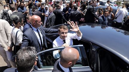 Emmanuel Macron dans le quartie des Camélias à Saint-Denis de La Réunion, le 24 octobre 2019.. (RICHARD BOUHET / AFP)