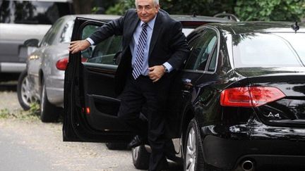 Dominique Strauss-Kahn devant son domicile de Georgetown, après une visite au FMI, à Washington, le 29 août 2011. (AFP/STR)