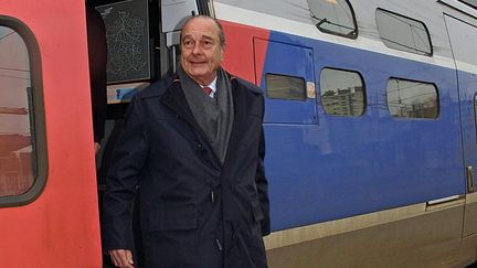 Jacques Chirac sort d'un train en gare de Tours, le 27 février 2002.&nbsp; (ALAIN JOCARD / AFP)