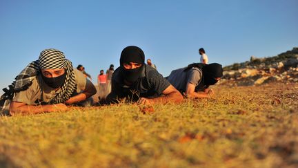 Un entra&icirc;nement de djihadistes rebelles &agrave; proximit&eacute; d'Alep (Syrie), jeudi 19 juillet 2012. (BULENT KILIC / AFP)