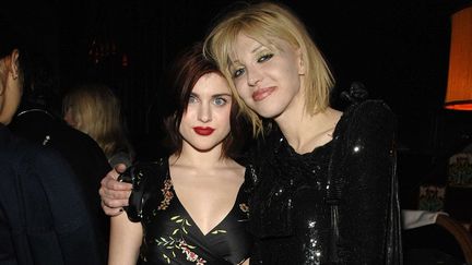 Frances Bean Cobain (&agrave; g.) et sa m&egrave;re, Courtney Love, le 14 septembre 2009 &agrave; New York. (MCMULLAN CO/SIPA )