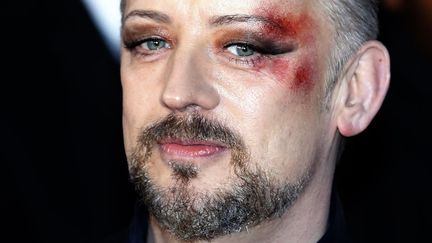 Le chanteur Boy George arrive maquill&eacute; en "fashion victim" &agrave; la c&eacute;r&eacute;monie des Brit Awards &agrave; Londres (Royaume-Uni), le 19 f&eacute;vrier 2014. ( LUKE MACGREGOR / REUTERS )