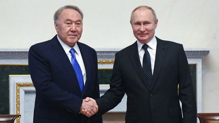 L'ancien président Noursoultan Nazarbaïev et Vladimir Poutine, à Saint-Petersbourg, le 28 décembre 2021. (YEVGENY BIYATOV / SPUTNIK)