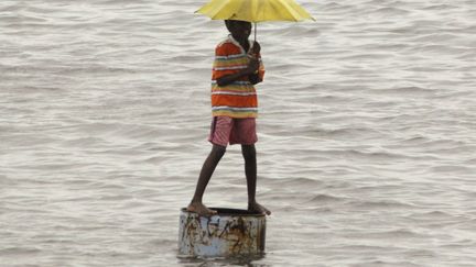 Un enfant réfugié sur un bidon pour échapper à une inondation dans le sud de l'Inde. (reuters/ Babu babu)