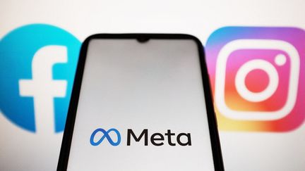 Le logo de Meta affiché sur l'écran d'un smartphone, le 28 avril 2023. (NIKOLAS KOKOVLIS / NURPHOTO / AFP)