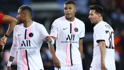 Le trio d'attaque parisien, Neymar Jr, Kylian Mbappé et Lionel Messi lors du match contre Bruges, le 15 septembre 2021. (KENZO TRIBOUILLARD / AFP)